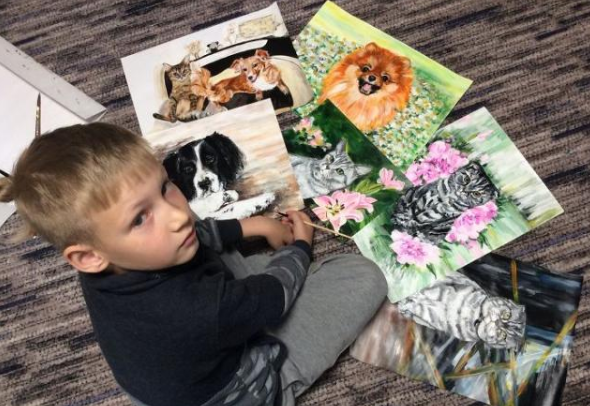 9岁的俄罗斯男孩为小宠物作画，消费者必须和他签订“交换”协议书