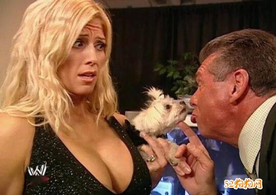 WWE知名女将的那只17岁的明星狗狗去世！